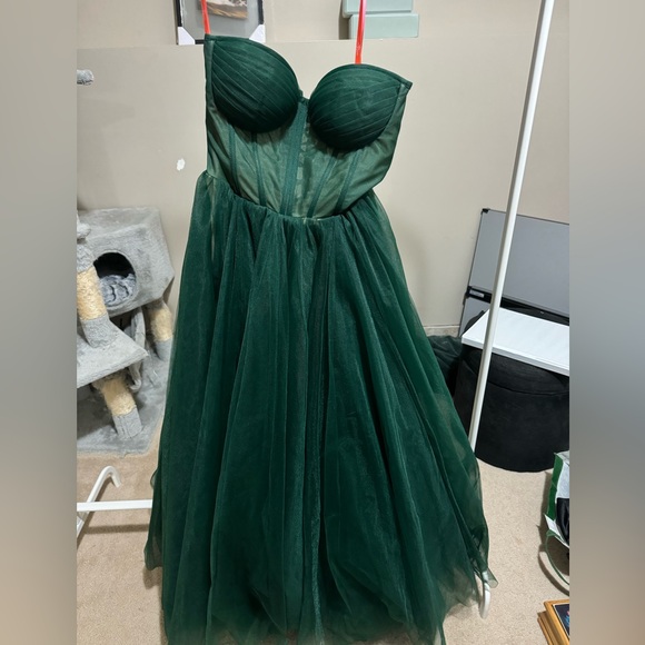 Emerald Green Strapless Puffy Midi Dress - Picture 8 of 11
